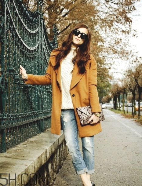 焦糖色大衣配什么褲子？焦糖色大衣搭配