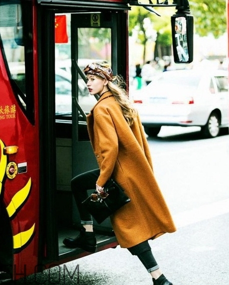 焦糖色大衣配什么褲子？焦糖色大衣搭配