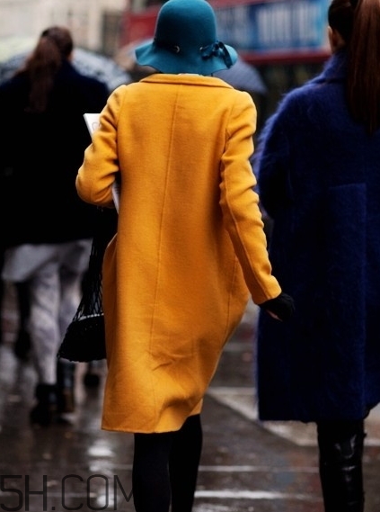 焦糖色大衣配什么褲子？焦糖色大衣搭配