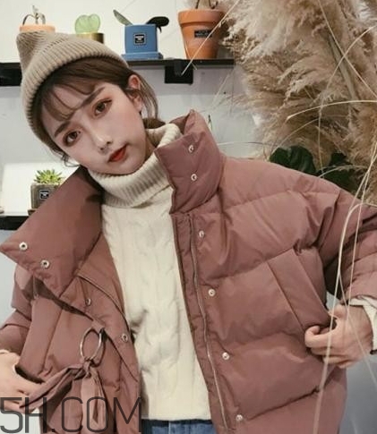 焦糖色大衣配什么顏色毛衣？焦糖色大衣毛衣搭配