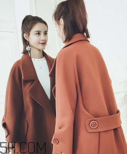 焦糖色大衣配什么顏色毛衣？焦糖色大衣毛衣搭配