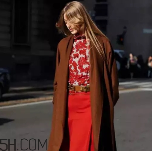 焦糖色大衣配什么顏色毛衣？焦糖色大衣毛衣搭配