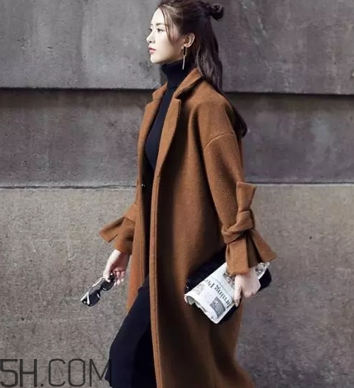 焦糖色大衣配什么顏色毛衣？焦糖色大衣毛衣搭配