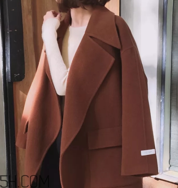 焦糖色大衣配什么顏色毛衣？焦糖色大衣毛衣搭配