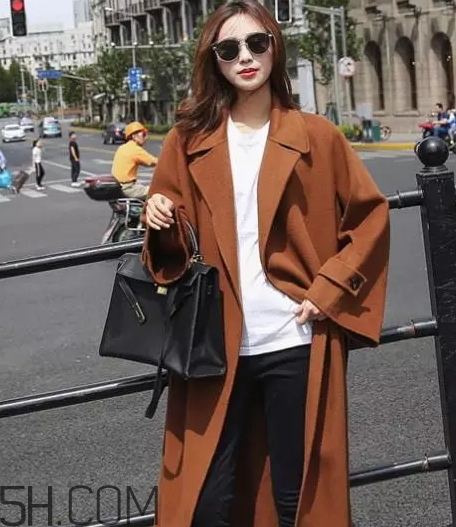 焦糖色大衣配什么顏色毛衣？焦糖色大衣毛衣搭配