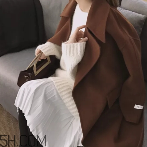 焦糖色大衣配什么顏色毛衣？焦糖色大衣毛衣搭配