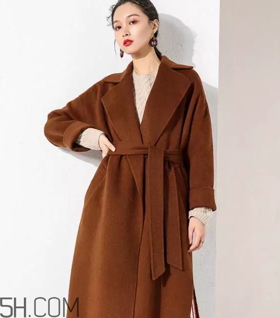 焦糖色大衣配什么顏色毛衣？焦糖色大衣毛衣搭配