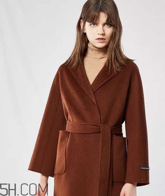 焦糖色大衣配什么顏色毛衣？焦糖色大衣毛衣搭配