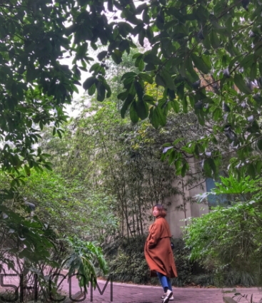 焦糖色大衣配什么顏色毛衣？焦糖色大衣毛衣搭配