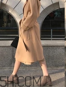 焦糖色風衣搭配什么鞋子？焦糖色風衣搭配什么襪子