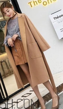 焦糖色風衣搭配什么鞋子？焦糖色風衣搭配什么襪子