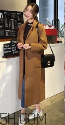 焦糖色風衣搭配什么鞋子？焦糖色風衣搭配什么襪子