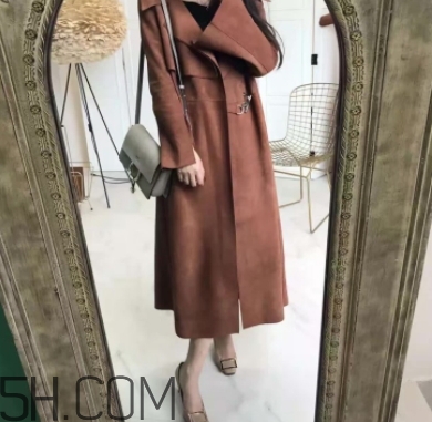 焦糖色風衣搭配什么鞋子？焦糖色風衣搭配什么襪子