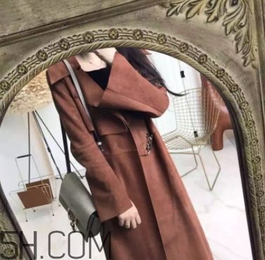 焦糖色風衣搭配什么鞋子？焦糖色風衣搭配什么襪子