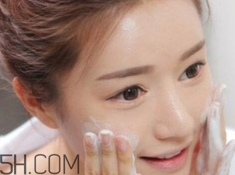 皮膚過(guò)敏是什么原因引起的？皮膚過(guò)敏和蕁麻疹的區(qū)別