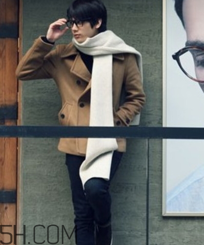 焦糖色風(fēng)衣配什么圍巾？焦糖色風(fēng)衣圍巾顏色搭配