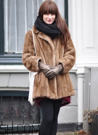 焦糖色風(fēng)衣配什么圍巾？焦糖色風(fēng)衣圍巾顏色搭配