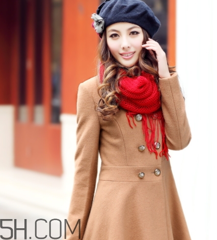 焦糖色風(fēng)衣配什么圍巾？焦糖色風(fēng)衣圍巾顏色搭配