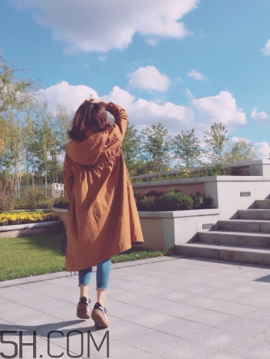 焦糖色風(fēng)衣配什么圍巾？焦糖色風(fēng)衣圍巾顏色搭配