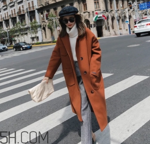 焦糖色風衣配什么褲子？焦糖色風衣搭配褲子顏色