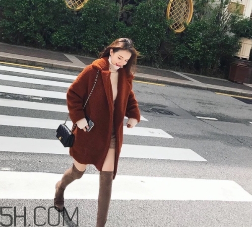 焦糖色風衣配什么褲子？焦糖色風衣搭配褲子顏色