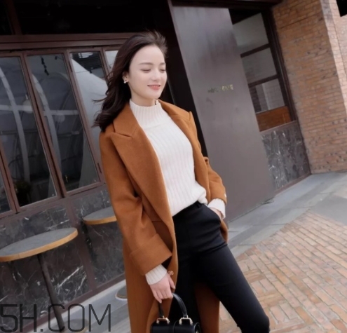 焦糖色風衣配什么褲子？焦糖色風衣搭配褲子顏色
