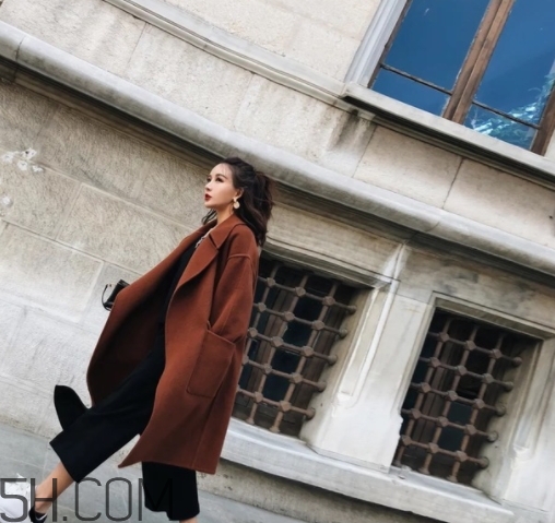 焦糖色風衣配什么褲子？焦糖色風衣搭配褲子顏色