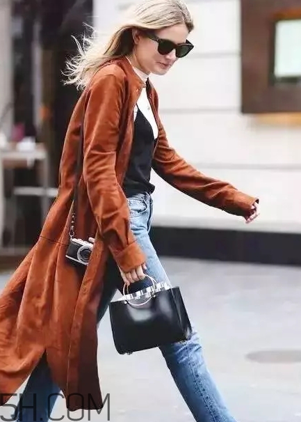 焦糖色風衣配什么褲子？焦糖色風衣搭配褲子顏色