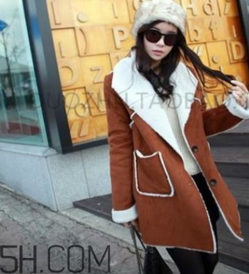 焦糖色風衣配什么褲子？焦糖色風衣搭配褲子顏色