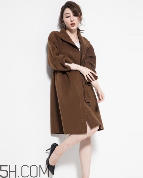 焦糖色風(fēng)衣配什么顏色好看？焦糖色風(fēng)衣怎么搭配