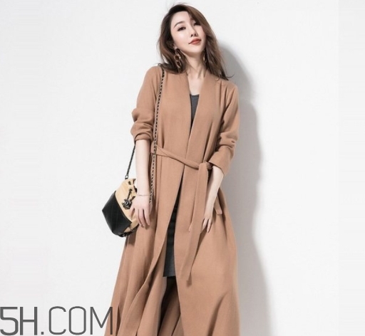 焦糖色風(fēng)衣配什么顏色好看？焦糖色風(fēng)衣怎么搭配