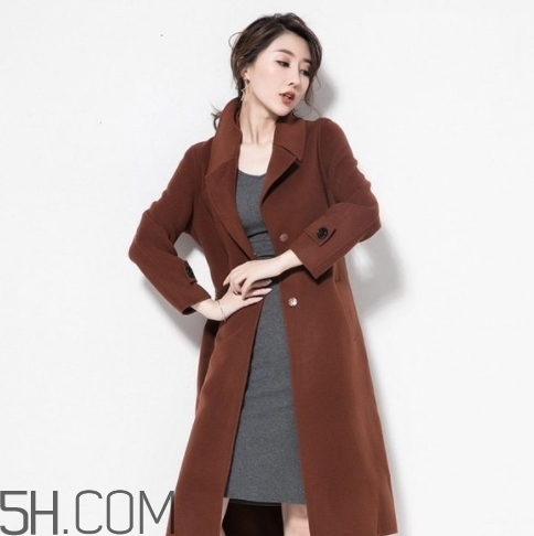 焦糖色風(fēng)衣配什么顏色好看？焦糖色風(fēng)衣怎么搭配