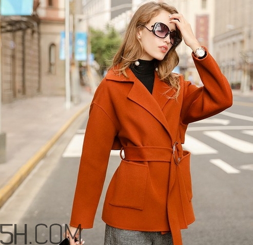 焦糖色風(fēng)衣配什么顏色好看？焦糖色風(fēng)衣怎么搭配