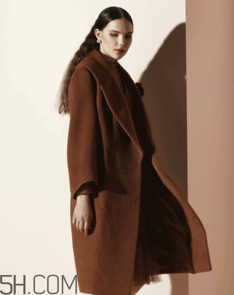 焦糖色毛衣配什么顏色好看？焦糖色毛衣搭配圖片