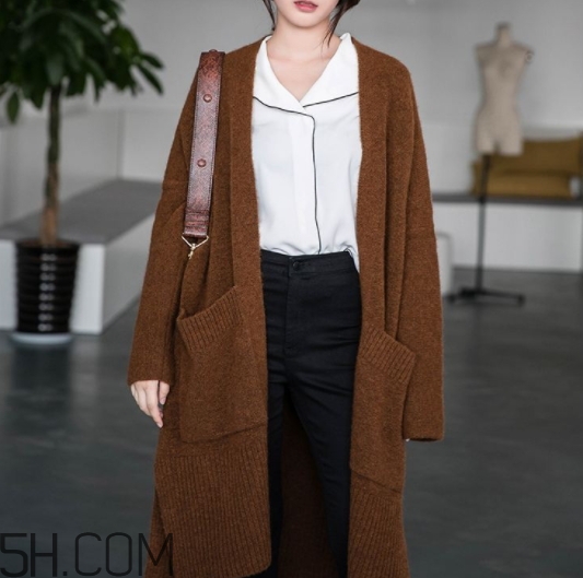 焦糖色毛衣配什么褲子？焦糖色毛衣配什么鞋子？