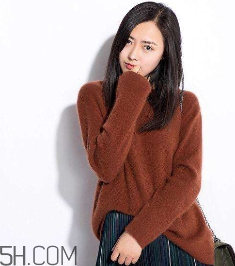 焦糖色毛衣配什么褲子？焦糖色毛衣配什么鞋子？