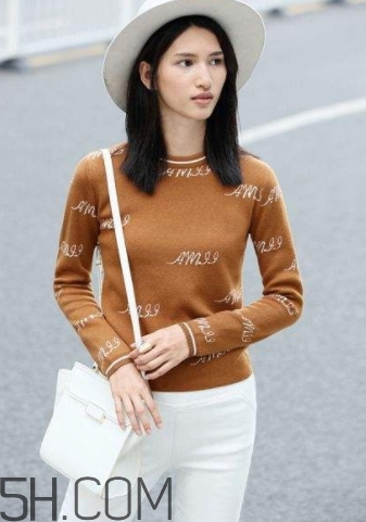 焦糖色毛衣配什么褲子？焦糖色毛衣配什么鞋子？