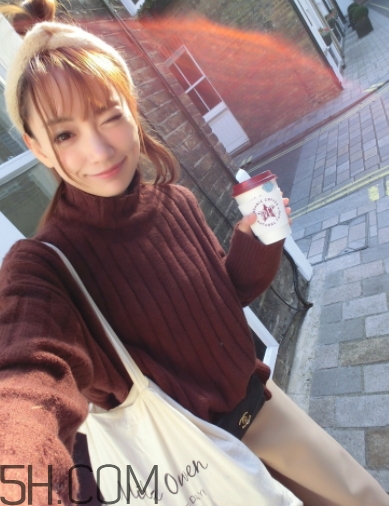 焦糖色毛衣配什么褲子？焦糖色毛衣配什么鞋子？