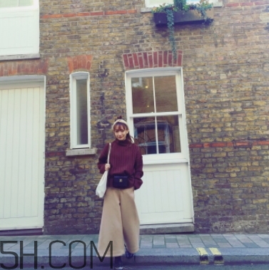 焦糖色毛衣配什么褲子？焦糖色毛衣配什么鞋子？