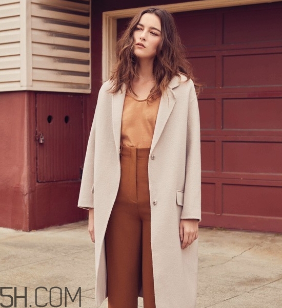 焦糖色褲子配什么顏色外套？焦糖色褲子怎么搭配圖片