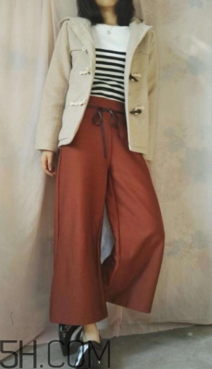 焦糖色褲子配什么顏色外套？焦糖色褲子怎么搭配圖片