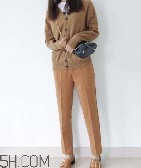 焦糖色褲子配什么顏色外套？焦糖色褲子怎么搭配圖片