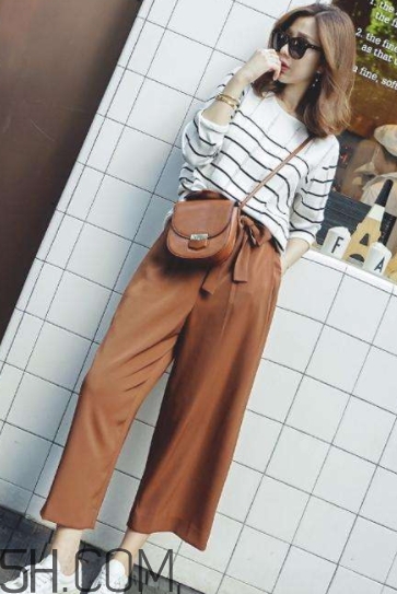 焦糖色褲子配什么顏色外套？焦糖色褲子怎么搭配圖片