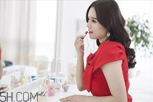 涂口紅前用bb打底嗎 涂口紅前先涂什么 涂口紅前用bb打底嗎 涂口紅前先涂什么