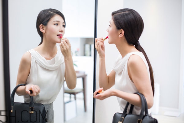 涂口紅前用bb打底嗎 涂口紅前先涂什么 涂口紅前用bb打底嗎 涂口紅前先涂什么