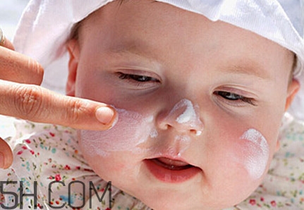 皮膚過敏是什么原因引起的？皮膚過敏和蕁麻疹的區(qū)別