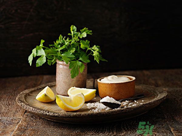 白醋和鹽水混在一起洗臉有什么好處？白醋和鹽洗臉好嗎？