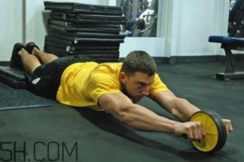 健腹輪練哪些肌肉？健腹輪和仰臥起坐哪個(gè)效果好？