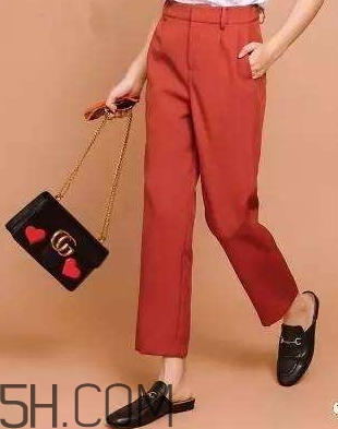 焦糖色褲子配什么鞋子？焦糖色褲子配什么襪子