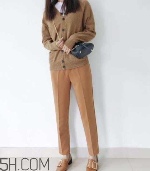 焦糖色褲子配什么鞋子？焦糖色褲子配什么襪子